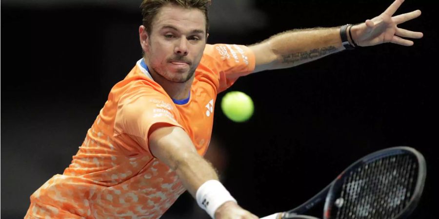 Stan Wawrinka schlägt eine Rückhand gegen Damir Dzumhur am ATP-Turnier von St. Petersburg.