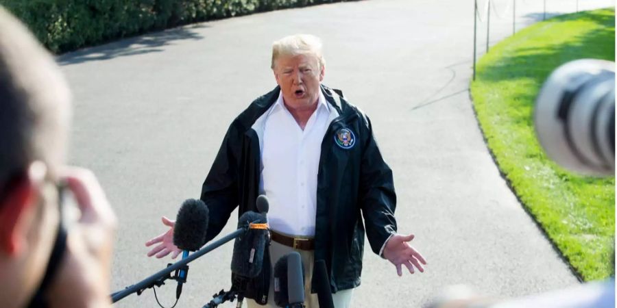 Donald Trump spricht im Weissen Haus vor Journalisten.