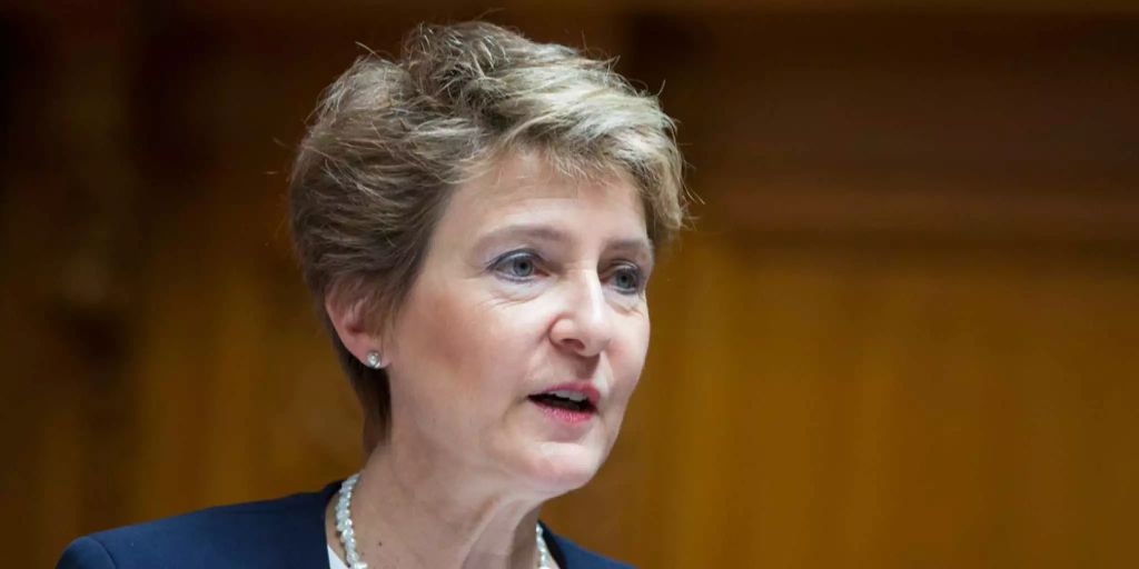 Simonetta Sommaruga spricht mit Frauen über das Thema Frauenstreik