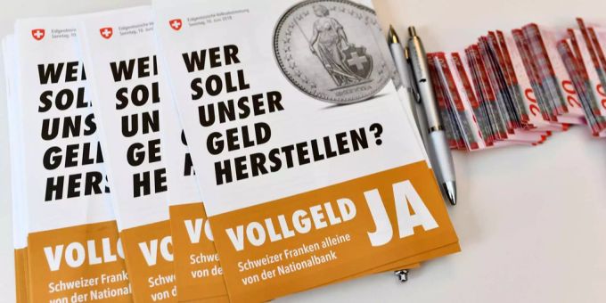 Die Initiative verlangt, dass nur noch die Nationalbank Buchgeld schaffen darf, Geschäftsbanken aber nicht mehr. Damit soll das Finanzsystem stabilisiert werden. Hinter der Initiative steht der Verein Monetäre Modernisierung. Die Initiative verlangt, dass nur noch die Nationalbank Buchgeld schaffen darf, Geschäftsbanken aber nicht mehr. Damit soll das Finanzsystem stabilisiert werden. Hinter der Initiative steht der Verein Monetäre Modernisierung.