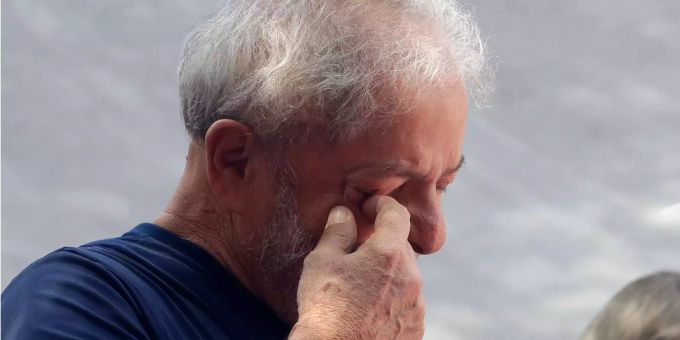 Brasiliens Ex-Präsident - Lula stellt sich der Polizei und tritt seine Haft an