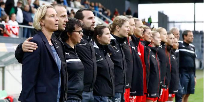 Nati-Trainerin Martina Voss-Tecklenburg spielt derzeit eine erfolgreiche WM-Qualifikations-Kampagne. Nati-Trainerin Martina Voss-Tecklenburg spielt derzeit eine erfolgreiche WM-Qualifikations-Kampagne.