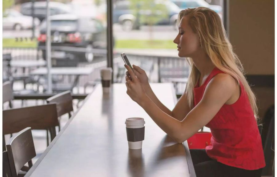 So wird der Kaffee kalt: Personen mit geringer Selbstkontrolle müssen sofort nachschauen, wenn sich das Smartphone meldet. Bild: maxpixel