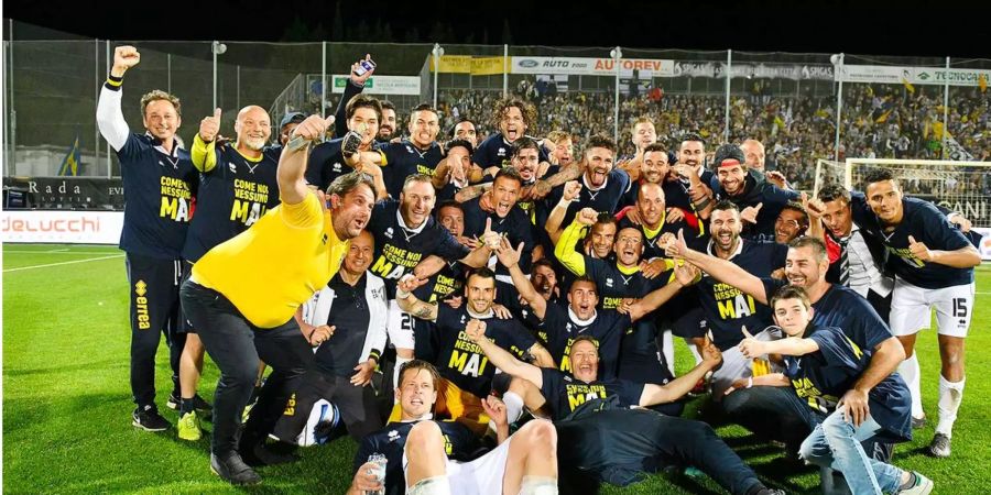 Spieler und Trainerteam von Parma Calcio feiern den Aufstieg in die Serie A.