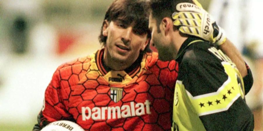 Buffon, damals noch bei Parma tröstet 1997 den Schweizer Stürmer Stéphane Chapuisat nach einem verschossenen Penalty in der Champions League.