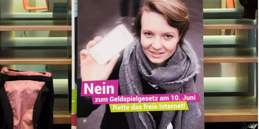 Für die eigene Kampagne hat das Komitee unter Leitung der Jungen Grünen 17'000 Franken zur Verfügung. Mit dem Slogan «Rette das freie Internet» ruft es auf Plakaten dazu auf, das Geldspielgesetz in der Abstimmung vom 10. Juni abzulehnen.