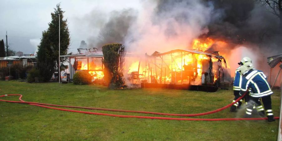 Das Feuer hat die drei Wohnwagen komplett zerstört.