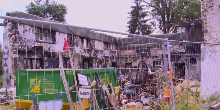 Im letzten Jahr war das Haus des Messie-Rentners komplett ausgebrannt, seither hat sich vor Ort kaum etwas verändert.