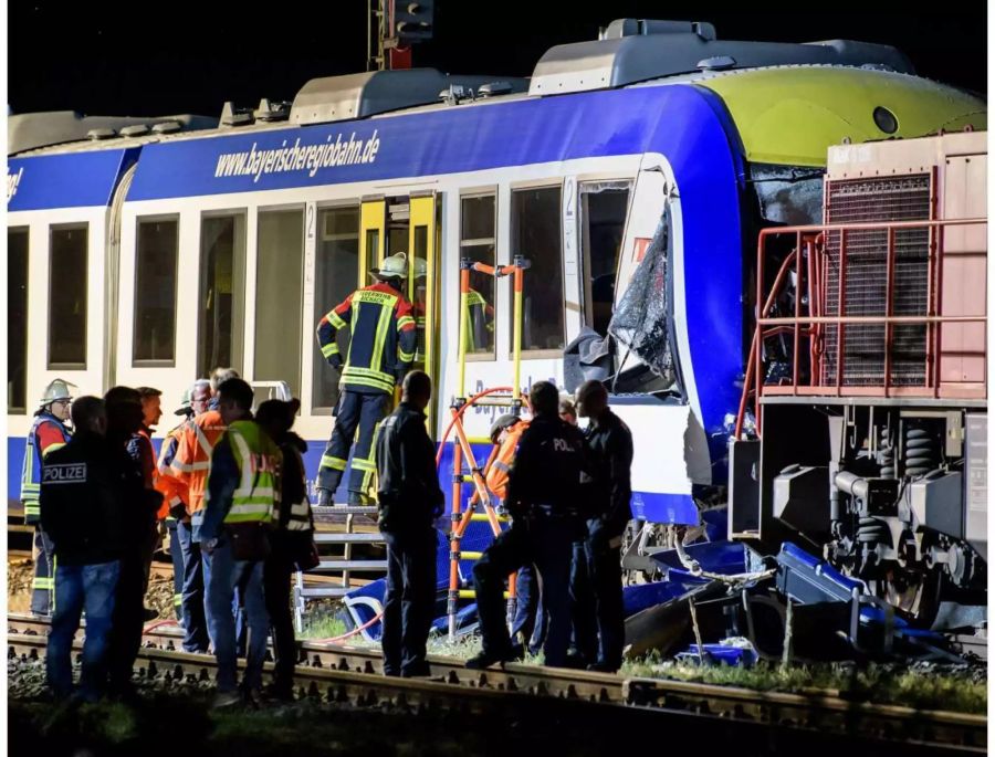 Zwei kollidierte Züge stehen an einem Gleis nahe dem Bahnhof von Aichach.