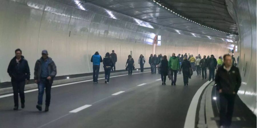 Besucher spazieren durch den neuen Tunnel.