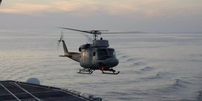 Ein Hubschrauber der italienischen Marine ist ins Mittelmeer abgestürzt. Dabei starb ein Insasse. Ein Hubschrauber der italienischen Marine ist ins Mittelmeer abgestürzt. Dabei starb ein Insasse.