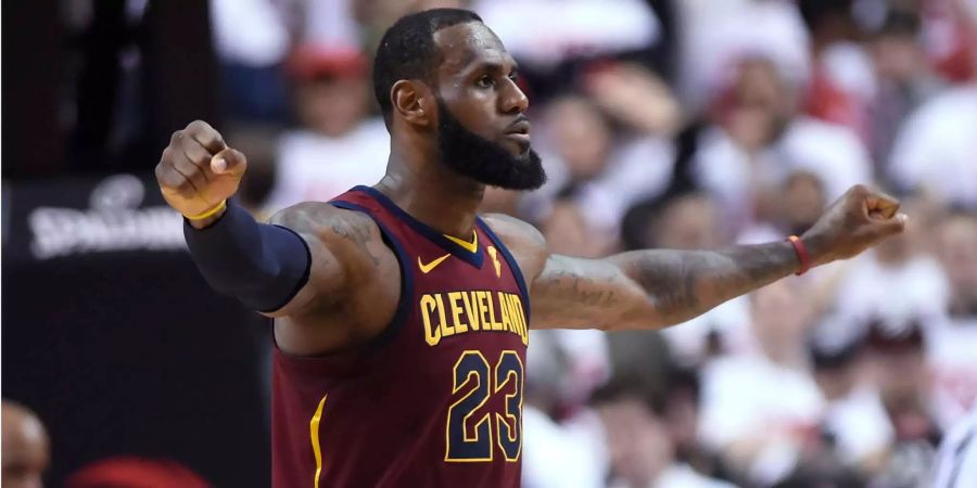 NBA-Star LeBron James landet mit 85,5 Millionen Dollar knapp vor unserem Schweizer Topverdiener Roger Federer auf Platz 6.