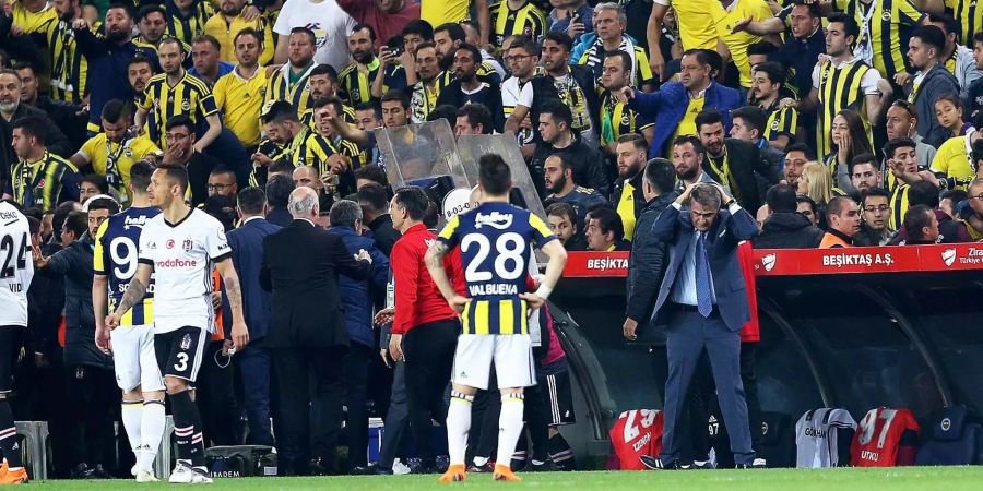 Das Rückspiel im türkischen Cup-Halbfinal zwischen Fenerbahçe und Beşiktaş musste abgebrochen werden.