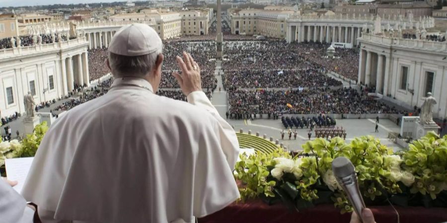 Papst Franziskus feierte am Sonntag mit zehntausenden Gläubigen auf dem Petersplatz in Rom die Ostermesse.