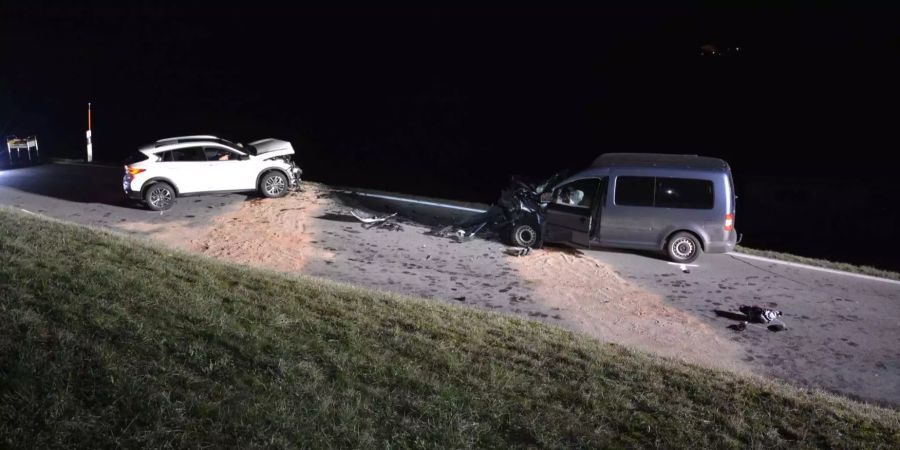 Bilder der Frontalkollision in Niederdorf BL am Abend des 26. März.