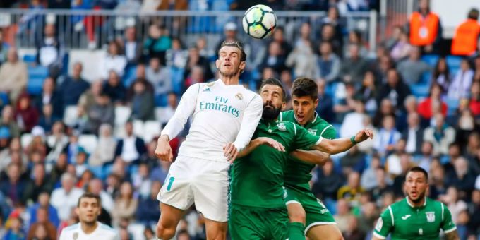 Pflichtsieg für Real Madrids B-Team: Gareth Bale beim Kopfballduell Pflichtsieg für Real Madrids B-Team: Gareth Bale beim Kopfballduell