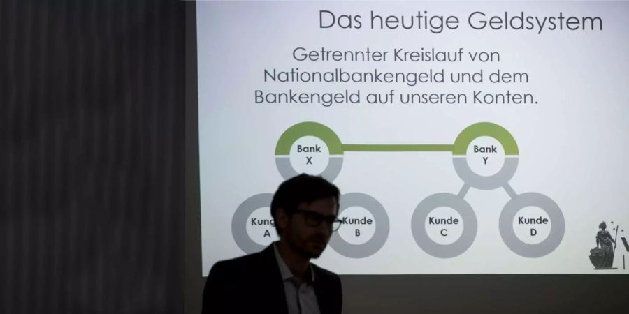 Der Verein Monetäre Modernisierung (MoMo) stellt an einer Medienkonferenz eine Studie zu den Auswirkungen der Vollgeld-Initiative auf Banken und Mitarbeitende vor.