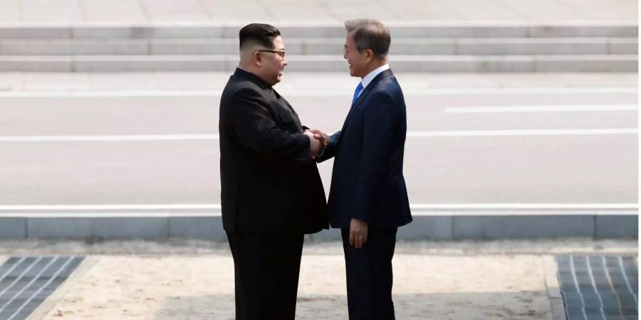 Ein historischer Moment: Nordkoreas und Südkoreas Machthaber gaben sich am Gipfeltreffen die Hand.