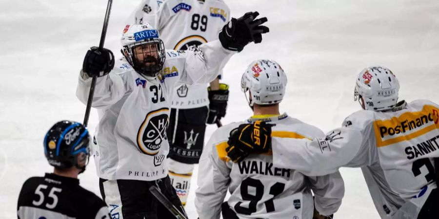 Die Spieler des HC Lugano freuen sich über den Auswärtssieg.