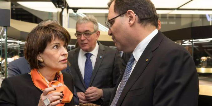 Leuthards Sprecherin verweist auf die «volle Agenda». Am Mittwoch etwa besuchte die Bundesrätin die Uhrenmessen «Baselworld». Leuthards Sprecherin verweist auf die «volle Agenda». Am Mittwoch etwa besuchte die Bundesrätin die Uhrenmessen «Baselworld».