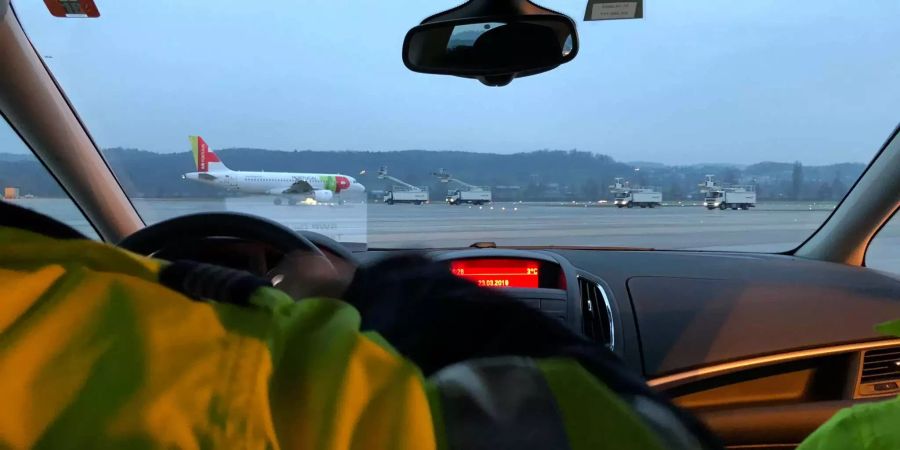 Noch bevor sich die ersten Flieger in Bewegung setzen, muss das Team einsatzbereit sein.