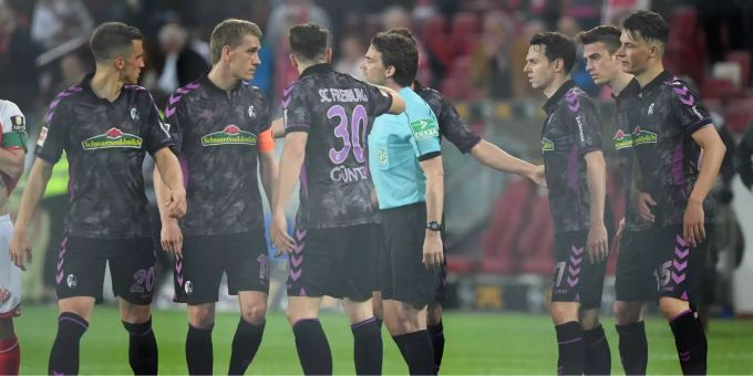 Die Freiburger Spieler mussten nochmals aus der Garderobe geholt werden. Die Freiburger Spieler mussten nochmals aus der Garderobe geholt werden.