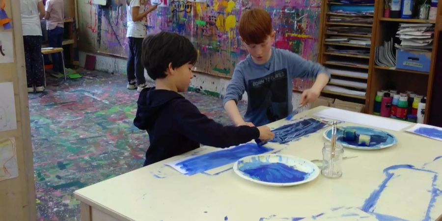 Das Tagesthema hiess Hell/Dunkel und liess die Kinder mit zahlreichen Farben und Kontrasten experimentieren