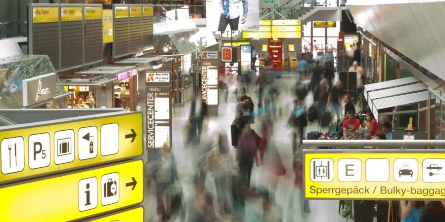 Verdi ruft zu Warnstreik auf - Flughafen Tegel