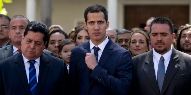 Juan Guaidó vor dem Parlament.