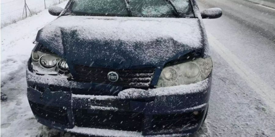 Weiter rammt ein Autofahrer auf der A12 bei Semsales FR ein SOS-Telefon.