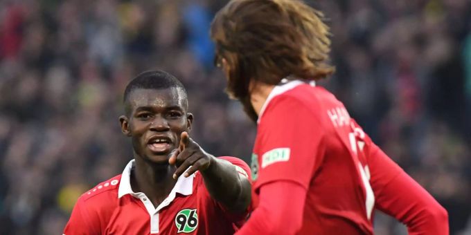 Aufsteiger Hannover besiegt den BVB. Aufsteiger Hannover besiegt den BVB.