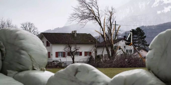 Sturmtief «Uwe» beschädigte im Kanton St. Gallen mehrere Häuser teilweise schwer. Sturmtief «Uwe» beschädigte mehrere Häuser.