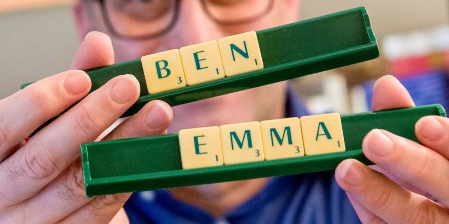 Knud Bielefeld, Hobby-Namensforscher, hält zwei Scrabble-Bänke mit den