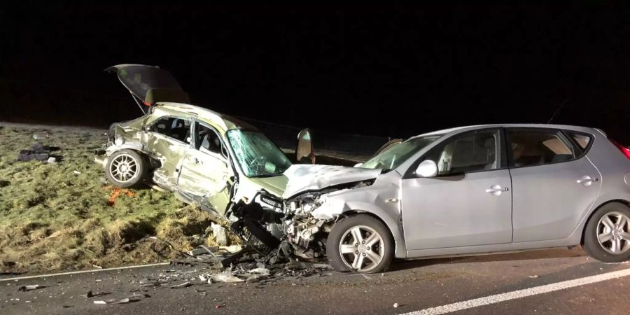 Zwei kollidierte Autos stehen am Strassenrand.