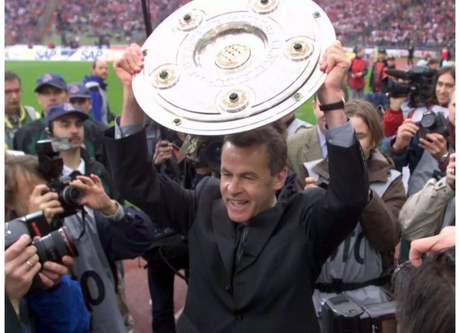 Ottmar Hitzfeld 1999 mit der Meisterschale, die er mit dem FC Bayern München gewann.