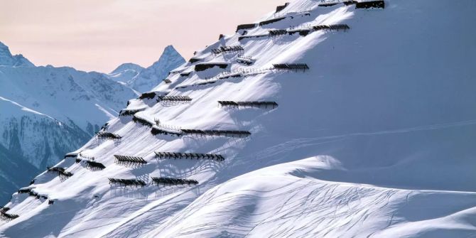 Lawinenverbauungen am Schiahorn im Kanton Graubuenden