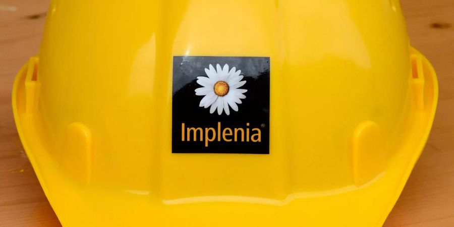 Das Logo der Grossbaufirma Implenia auf einem Bauhelm.