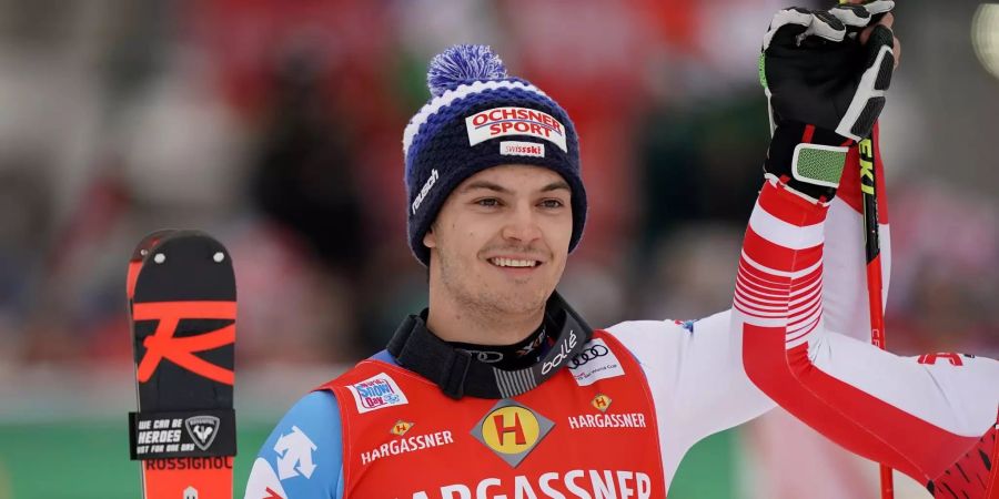 Loïc Meillard jubelt in Saalbach Hinterglemm über seinen Podestplatz.