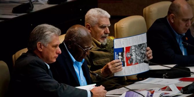 Der kubanische Präsident Miguel Díaz-Canel (l).