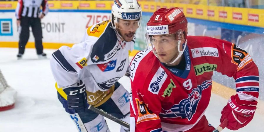 Samuel Guerra kämpft um den Puck.