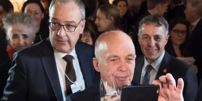 Soll ers wagen? - Bundesrat Guy Parmelin denkt übers Twittern nach
