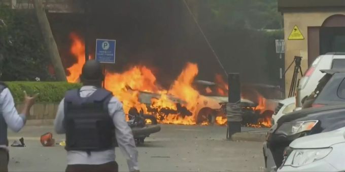 Brennende Autos sind vor dem Hotel zu sehen. Brennende Autos sind vor dem Hotel zu sehen.