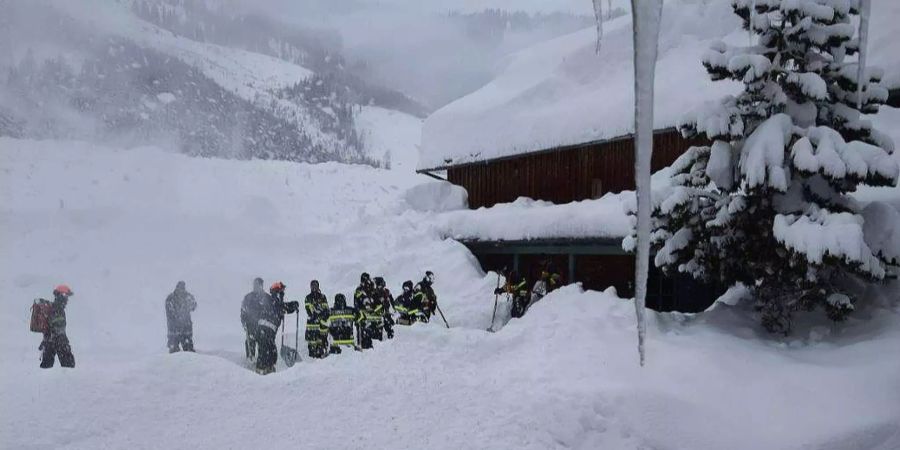 Dieses von der Bundesfeuerwehr in Leoben zur Verfügung gestellte Bild zeigt Feuerwehrleute bei einen Einsatz Eisenerz.