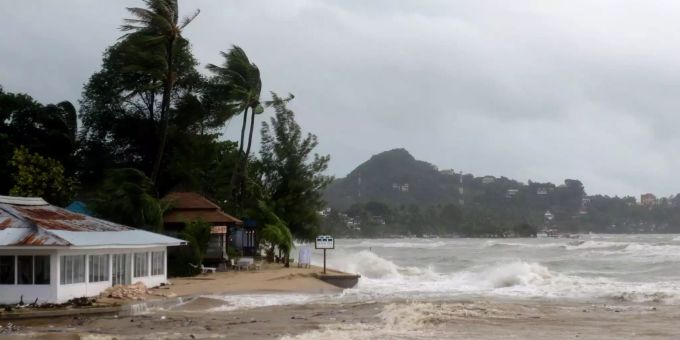 Wellen und Wind peitschen an den Strand. Tropensturm Pabuk, Strand von Lamai auf Koh Samui