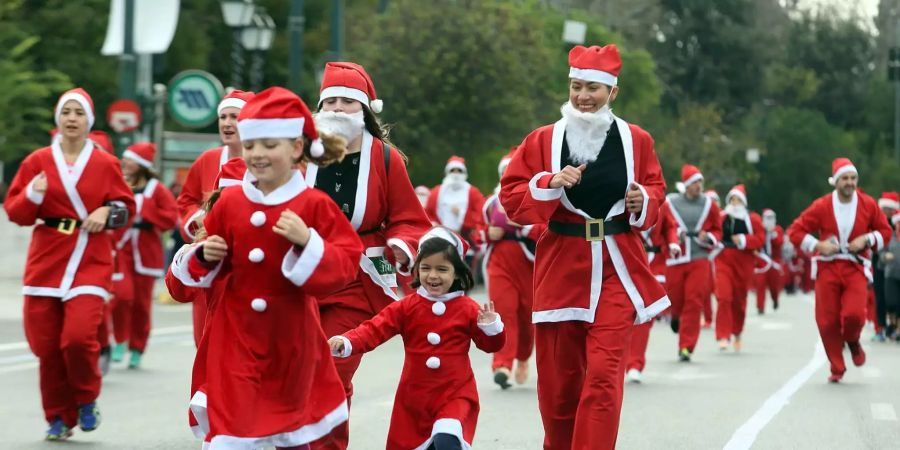 Verkleidete Teilnehmer eines Weihnachtsmannlaufs in Athen.