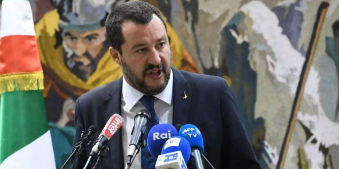 Matteo Salvini redet zu Medien.