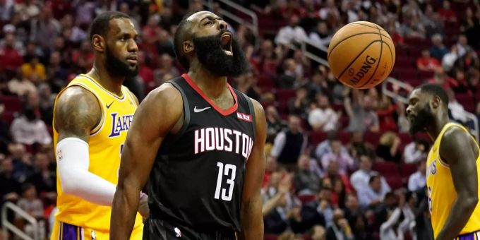 Superstar James Harden befindet sich in einer absolut beneidenswerten Form. James Harden jubelt.
