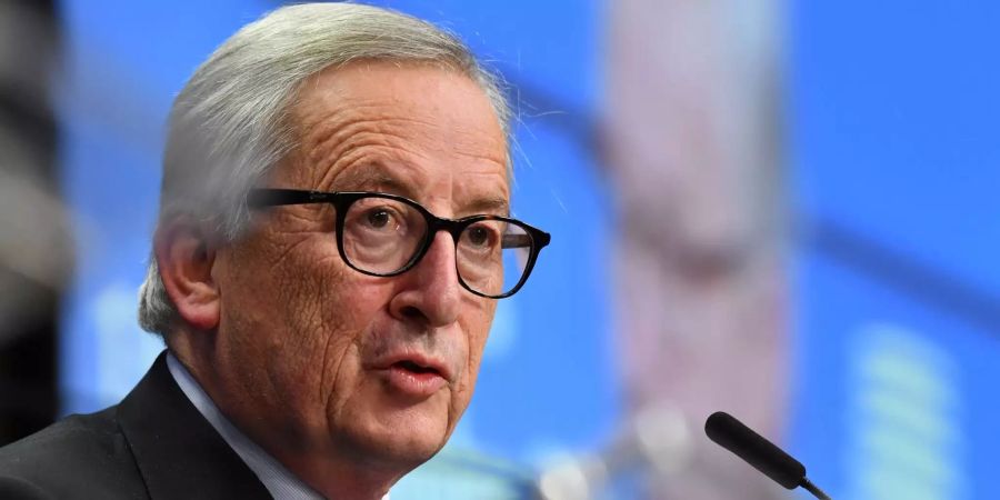Jean-Claude Juncker spricht zu Medien.
