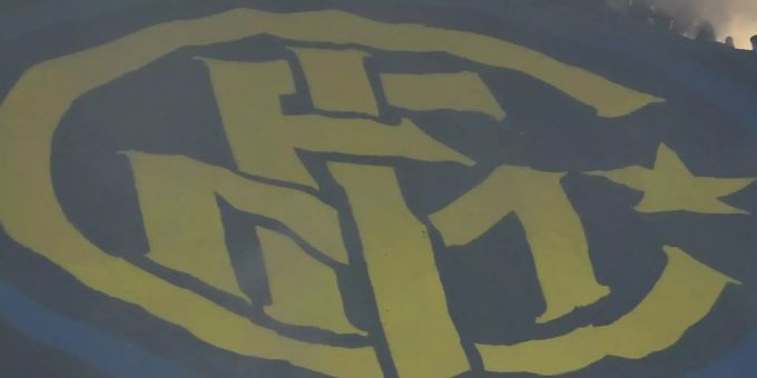 Ein vierter Inter-Hooligan wurde nach den Krawallen mit SSC-Neapel-Fans verhaftet. Das Logo von Inter Mailand von Fans gehalten.
