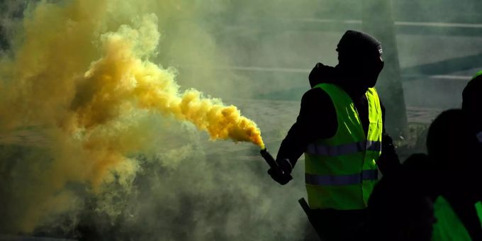 Bei den Protesten der Taxifahrern kam es zu gewalttätigen Zwischenfällen. Ein Taxifahrer mit einer Rauchpetarde.